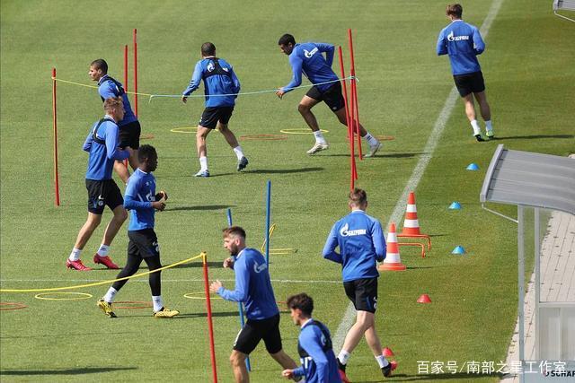 皇马的疯狂引援与阿森纳的“猎枪”策略